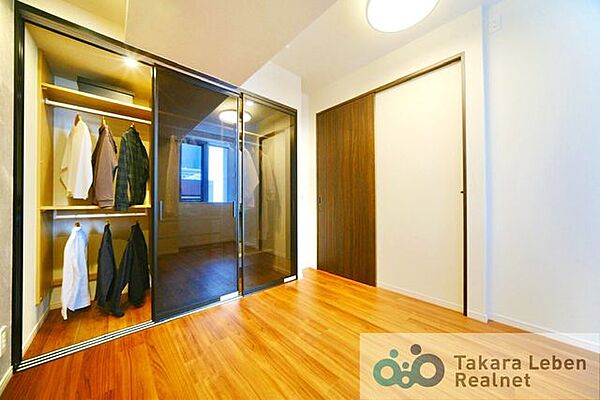洋室約5.8帖。クローゼットを備えた寝室は、生活感を抑えたすっきりとした空間。ベッドを置いてもゆとりがあり、主寝室としても使いやすい設計です。