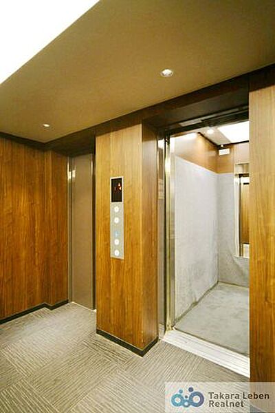 複数台のエレベーターを備えたマンション。待ち時間が分散されやすく、日常の移動がしやすい共用設備です。