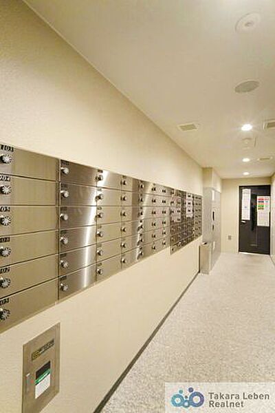 メールボックスコーナーも綺麗に整えられております。共用部分が清潔に保たれていると、マンション全体の品格が上がりますね。