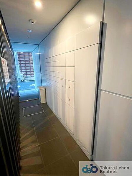 不在時の荷物の受け取りに便利な宅配ボックス。再配達依頼時の休日の時間の拘束から解放されます。