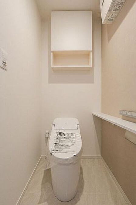 節水対策・省スペースとして人気のあるタンクレスを採用。お掃除もしやすいので日々の家事掃除の時短にも繋がりますね。