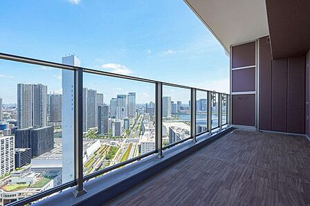 住戸からの眺望。窓の外に広がる大きく開けた眺望は、日々の暮らしの中に喜びを感じさせてくれ、心まで開放的にしてくれそうです。