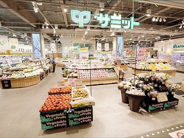 サミットストアららテラスHARUMIFLAG店 徒歩0分。 1m