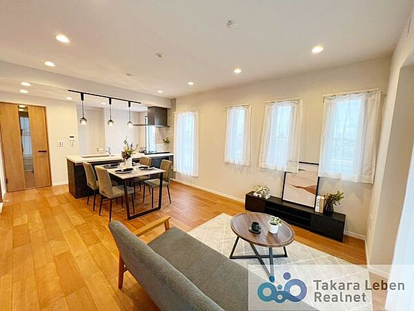 家族だけのプライベートタイムを心地よく過ごせる、約15.3帖のリビング空間。住まう方のライフスタイルを尊重し、オンリーワンの空間を創り出します。