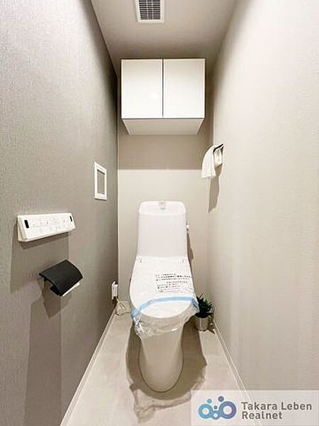 ウォシュレット機能付きで日々のトイレ使用が一段と快適に！衛生的なトイレ環境を実現することが可能です。