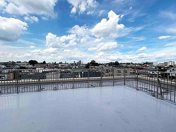 住戸からの眺望。遮るものがなく開放的な景色が広がります。心地の良い風と柔らかい採光をお部屋に取り込んでくれ、日々の生活がより豊かになります。