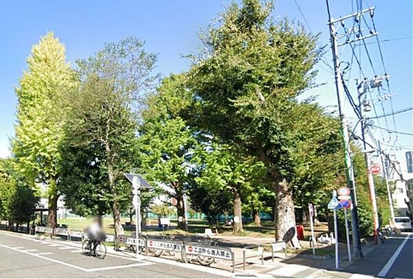 中野区立南台いちょう公園 徒歩18分。 1410m