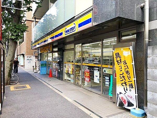 ミニストップ新宿大京町店 徒歩4分。 300m
