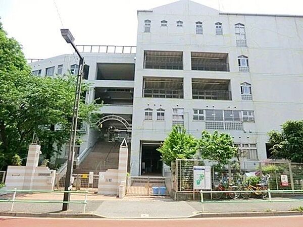新宿区立四谷第六小学校 徒歩7分。 500m