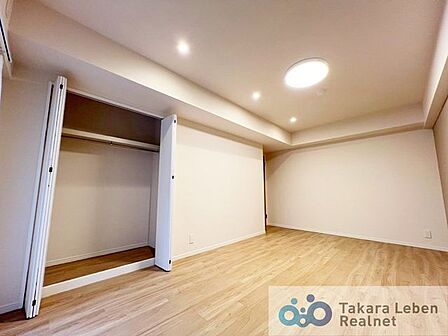 洋室約9.9帖。寝室は一日の疲れを癒す休息の場所。適度な採光と通風を確保する事で心地よい空間が生まれ、明日への活力とつながっていきます。