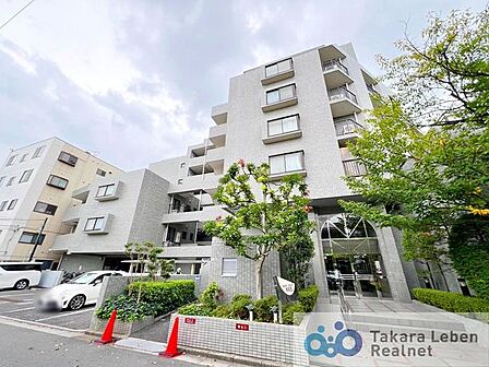 周囲の景観と美しく溶け合いながら、凛とした表情を見せる外観デザイン。落ち着きと品格を兼ね備え、日常を心地よく迎え入れてくれる住まいです。