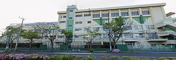 江戸川区立南葛西第二小学校 徒歩9分。 720m