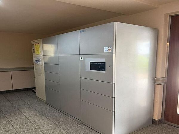 不在時の荷物の受け取りに便利な宅配ボックス。再配達依頼時の休日の時間の拘束から解放されます。