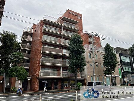 周囲の風景と美しく調和した外観は、主張しすぎず、住むほどに愛着が深まる、落ち着きあるデザインです。