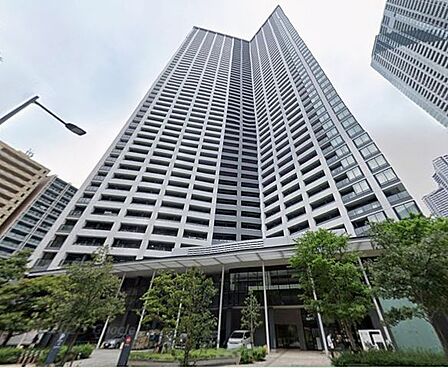 街に馴染みつつ確かな存在感を放つ、洗練されたフォルムの外観デザイン。上質な住空間を予感させます。
