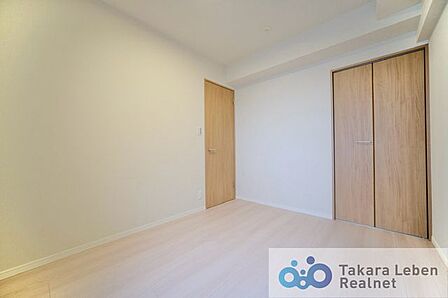 クローゼットを備えた洋室は、子ども部屋にぴったり。成長に合わせて使い方を変えられる、シンプルな一室です。