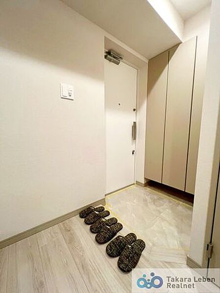 シンプルで使いやすい玄関は、住まい全体をすっきりと見せてくれます。日々の暮らしに自然と馴染む空間です。