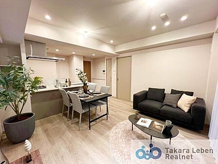 家族だけのプライベートタイムを心地よく過ごせる、約13.3帖のLDK空間。住まう方のライフスタイルを尊重し、オンリーワンの空間を創り出します。