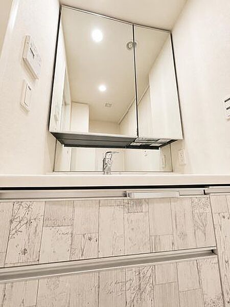 洗面室は朝を快適にしてくれる大切な空間です。忙しい朝でも収納が多い洗面台では効率良く支度ができます。