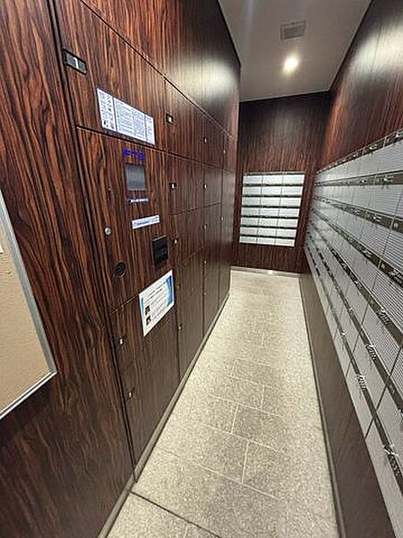 不在時の荷物の受け取りに便利な宅配ボックス。再配達依頼時の休日の時間の拘束から解放されます。