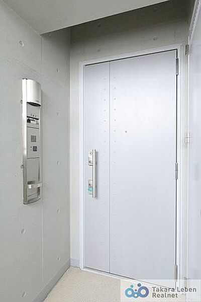 訪れる方を優しくお出迎えする落ち着いた玄関。毎日の外出や帰宅の際にも気持ちを落ち着かせてくれる空間になりそう。