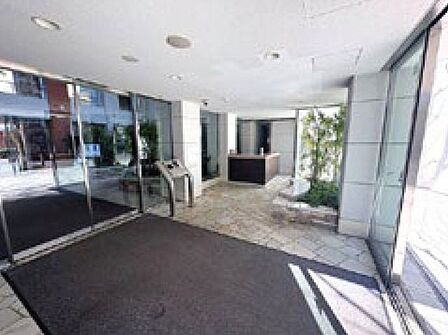 エントランスは帰宅時に居住者様をお迎えするのは勿論、来訪者も通るマンションの「顔」です。品格を高めてくれるよう、温かみを残しながらもスタイリッシュで高級感を感じさせる空間になっております。