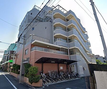 街並みに調和する端正なフォルムが印象的なマンション。ナチュラルな雰囲気で飽きのない外観デザインです。