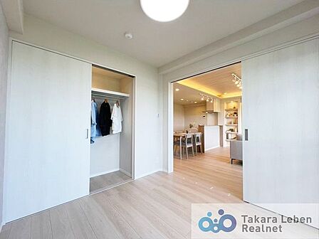 【洋室(2)約4.2帖】独立したお部屋として利用しても良し。引き戸を開け放してリビング空間の延長として利用しても良いですね。