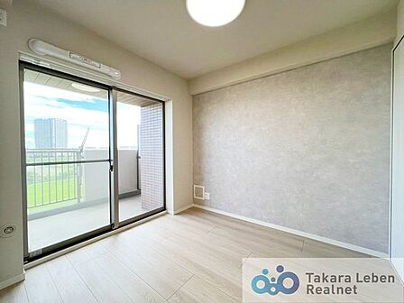 【洋室(2)約4.2帖】採光が確保された洋室は、日中も自然光が入り、明るい印象。居室として使いやすいバランスの取れた空間です。