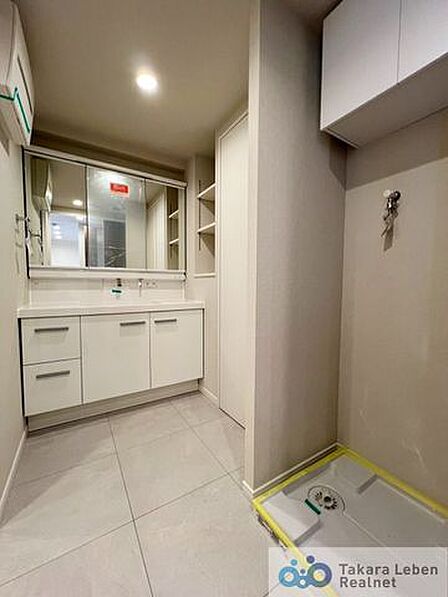 明るくすっきりとした印象の洗面脱衣所。洗濯機置場も確保されており、家事動線がスムーズなのも嬉しいポイントです。