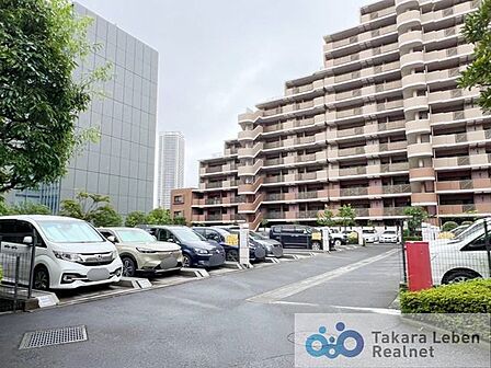 平面駐車場なのでお車の出し入れもスムーズに行うことができます。(空き要確認)