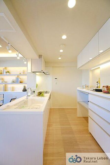 嬉しい3口コンロ。ビルトイン食器洗浄機の為場所を取らず忙しい朝も快適になります。また、収納はスライド式の為、奥にしまい込んだ調理器具等の取り出しもスムーズに行えるため、調理がはかどりますね。