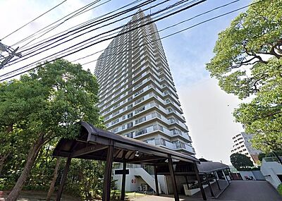 外観：陽光を浴び照らされた美しい煌めきのフォルムが、周りの風景に馴染みながらも存在感を際立たせております。もちろん、その中にもどこか優しさを感じさせるカラーを採用し、住まう人を優しく包み込みます。