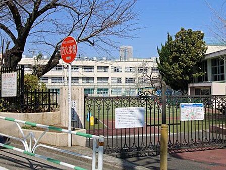 渋谷区立富谷小学校 徒歩11分。 820m