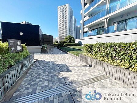 マンションの周りには植栽が植えられており、都心でありながらも緑が多い環境です。