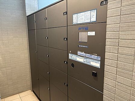 不在時の荷物の受け取りに便利な宅配ボックス。再配達依頼時の休日の時間の拘束から解放されます。