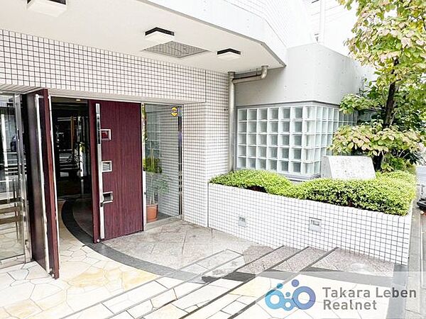 エントランスは帰宅時に居住者様をお迎えするのは勿論、来訪者も通るマンションの「顔」です。品格を高めてくれるよう、温かみを残しながらもスタイリッシュで高級感を感じさせる空間になっております。