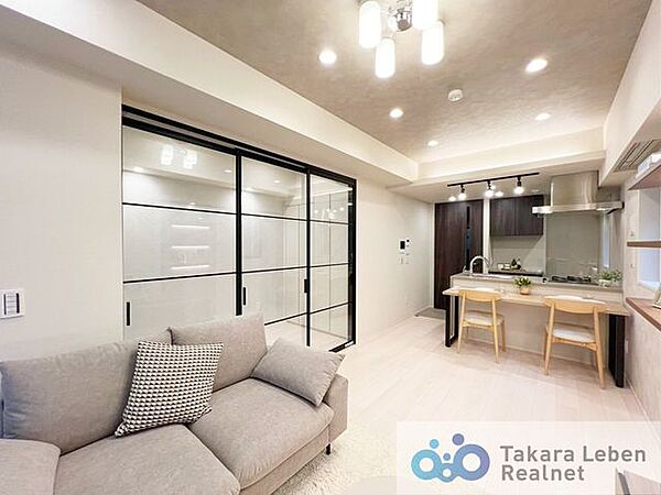 落ち着いた雰囲気と開放感を兼ね備えたリビング。家具配置の自由度も高く、ライフスタイルに合わせたレイアウトが可能です。
