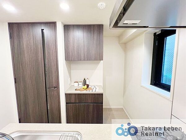 炊飯器・電子レンジが置けるスペース有。ティーカップや食器、食品ストックも収納できるお洒落なカップボード付きです。