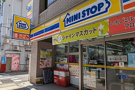 ミニストップ岩本町2丁目店 徒歩1分。 20m