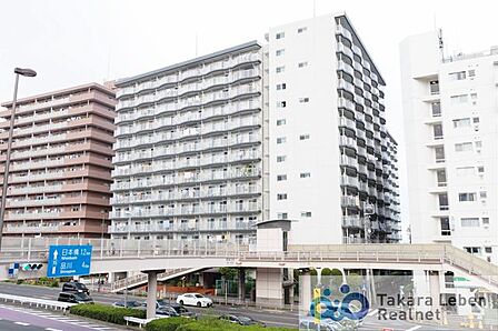 周囲の景観と美しく溶け合いながら、凛とした表情を見せる外観デザイン。落ち着きと品格を兼ね備え、日常を心地よく迎え入れてくれる住まいです。