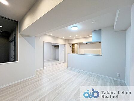 13.3帖のLDK。隣接する洋室の間仕切りを開放し、2部屋合わせると広々18.0帖になります。
