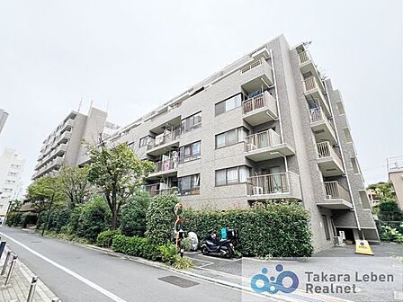 陽光を浴び照らされた美しい煌めきのフォルムが、周りの風景に馴染みながらも存在感を際立たせております。もちろん、その中にもどこか優しさを感じさせるカラーを採用し、住まう人を優しく包み込みます。