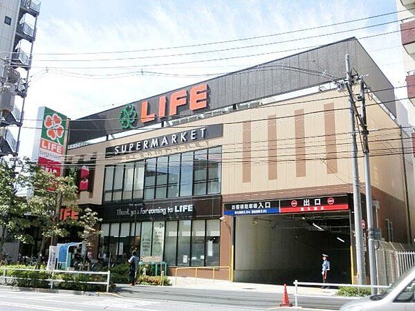 ライフ若松河田駅前店 徒歩8分。 590m