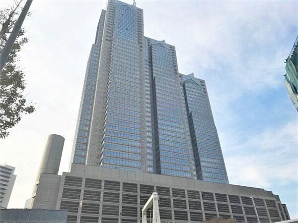 新宿パークタワー 徒歩12分。 950m