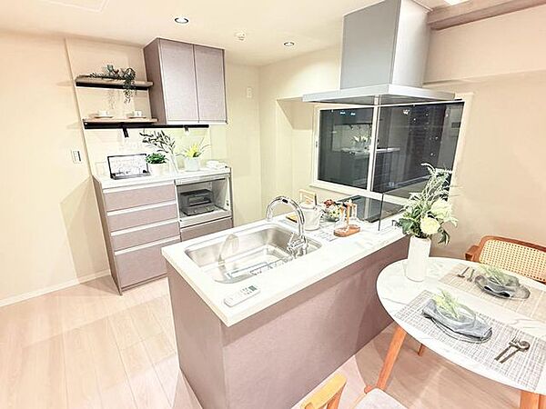 キッチンは人気の対面設計となっている為、リビングにいる方との会話が飛び交う明るい空間となりそうです。