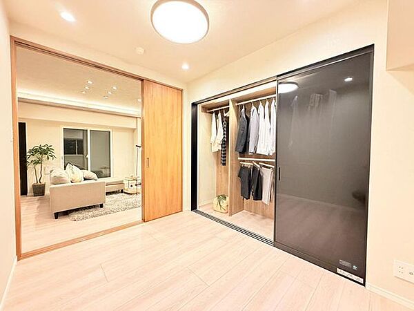落ち着いた色合いでまとめられた洋室は、くつろぎの時間を過ごす居室としておすすめ。自分だけの空間を演出できます。