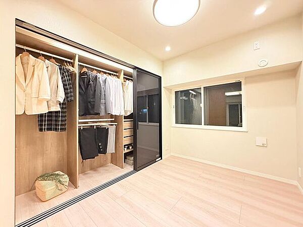 シンプルで使いやすい洋室は、寝室や書斎など多目的に活用可能。家具配置もしやすく、自分らしい空間づくりを楽しめます。