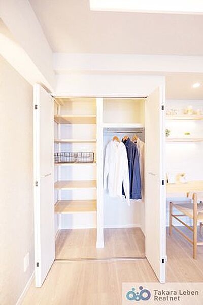 リビング内設置されているクローゼット毎日使う衣類やハンカチを入れたり、掃除用具を入れてお部屋を綺麗に保つことができます。