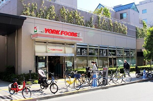 ヨークフーズ新宿富久店 徒歩12分。 910m